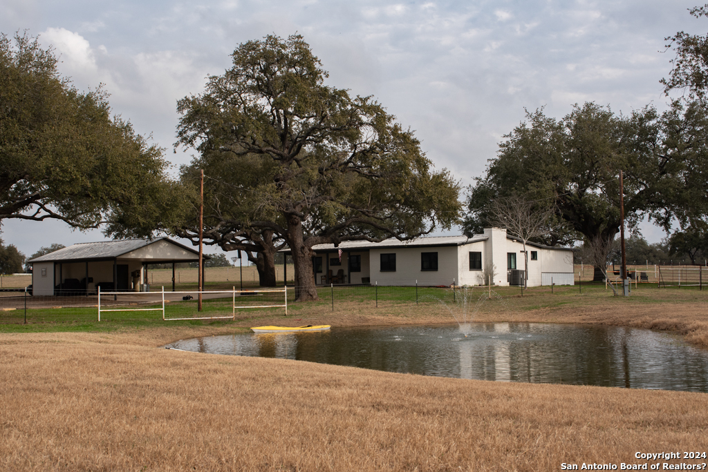Photo of 949 County Rd 665 in Devine, TX