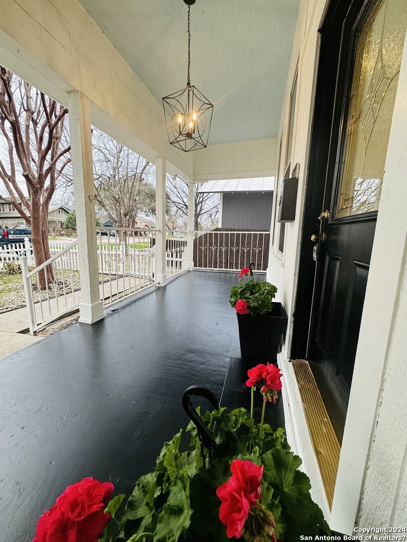 If you have additional questions regarding 1107 W SUMMIT AVE  in San Antonio or would like to tour the property with us call 800-660-1022 and reference MLS# 1750765.