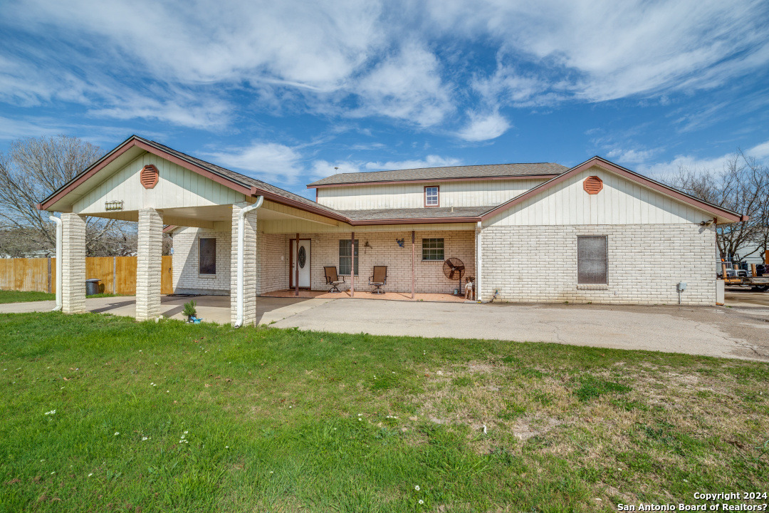Photo of 18715 County Rd 5739 in Castroville, TX