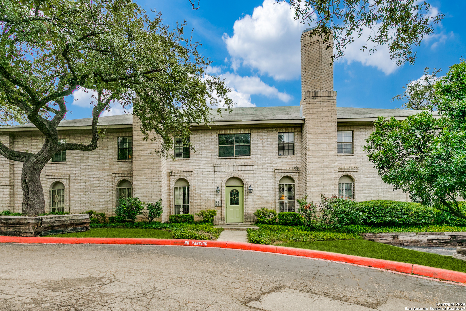 Upstairs unit boasting open floor plan, plantation shutters, two assigned parking spots, fireplace, and more. Community features gated access off Wurzbach and Fredericksburg, great community pool, & mature oaks throughout.Great access to Medical Center, UTSA & shopping-fantastic opportunity!