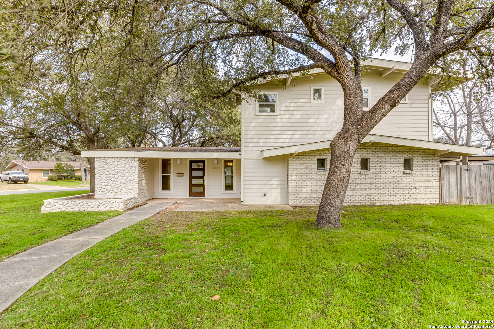 Open House on Saturday 3/30 from 1-3PM ** Don't miss out on up to a 1% lender credit from Rapid Mortgage, LLC. Refer to agent remarks. Not a commitment to lend. Terms may apply ** Welcome to this stunning Alamo Heights corner lot home, where modern elegance meets timeless charm. Recently reimagined with contemporary decor touches, this residence boasts spacious rooms flooded with natural light, creating an inviting and airy ambiance throughout. Perfect for those seeking flexibility and comfort, this home features dual primary retreats, including a generously sized upstairs main primary suite, providing ample space for relaxation and rejuvenation. Whether you're unwinding in the luxurious interiors or enjoying the picturesque surroundings from the outdoor spaces, this property offers a harmonious blend of sophistication and tranquility, making it an ideal sanctuary to call home. Located within a short drive of all that Alamo Heights has to offer.