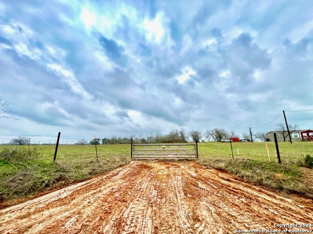 1898 COUNTY ROAD 302, Floresville, TX 