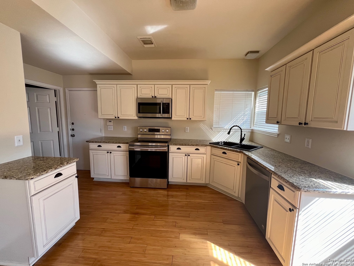 7100 MISTY RIDGE DR   Converse TX 78109-2701