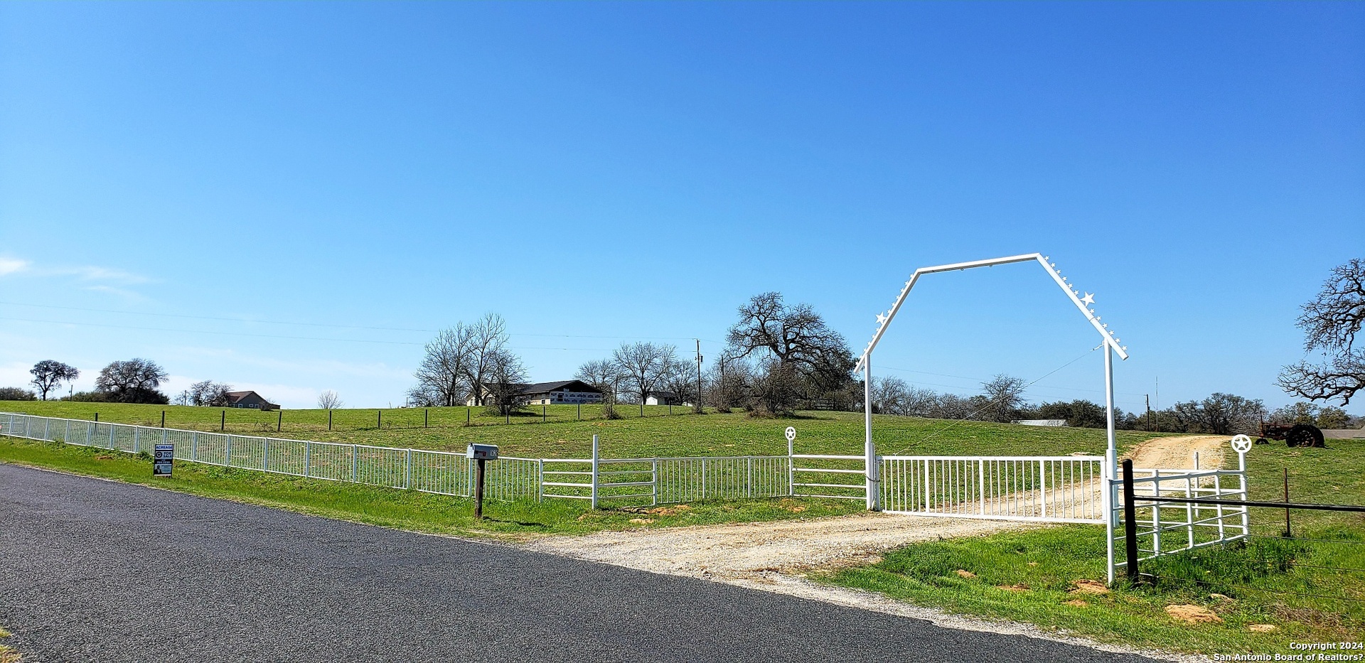 Photo of 1626 County Rd 126 in Floresville, TX