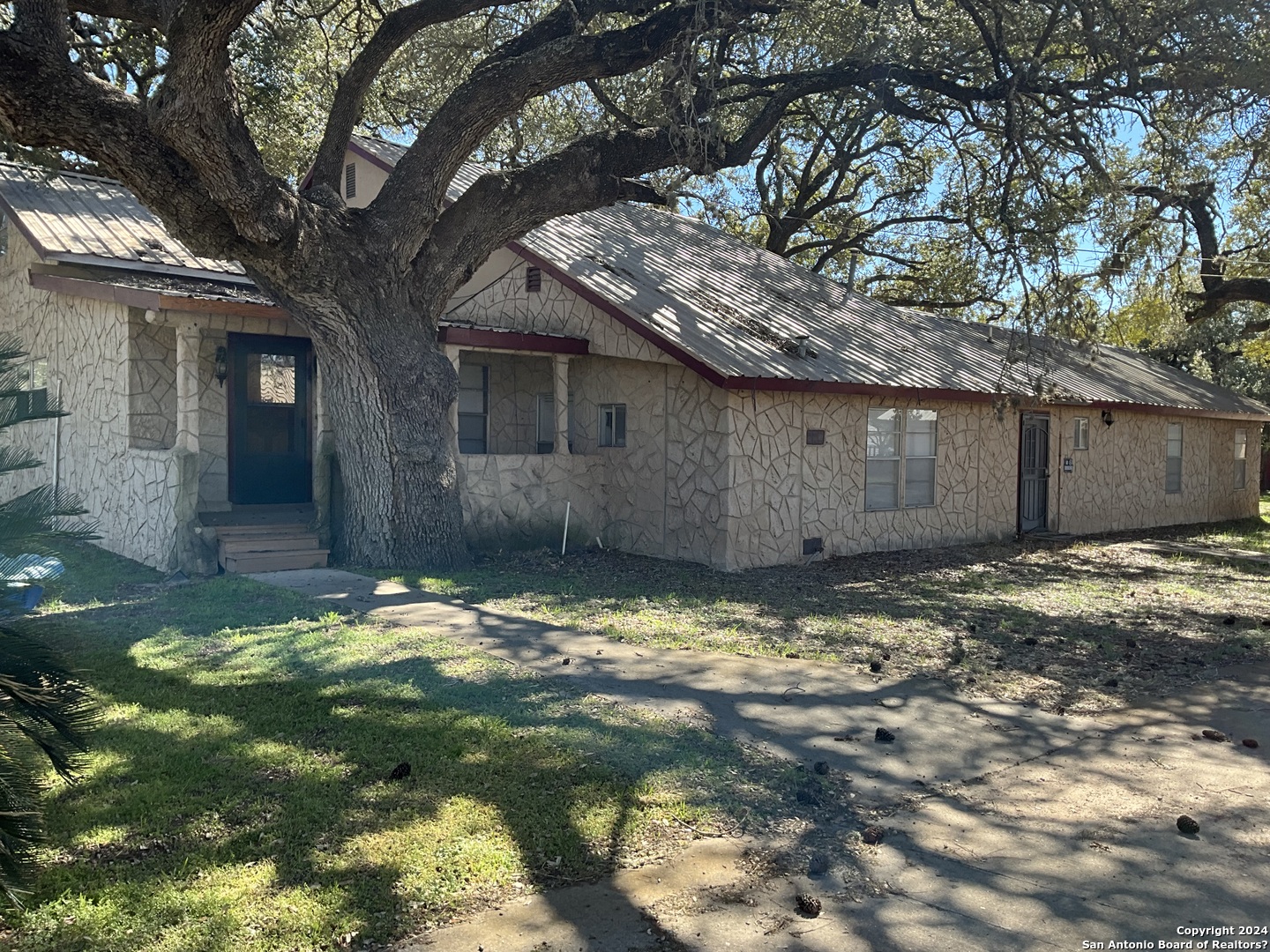 Photo of 858 County Rd 6612 in Devine, TX