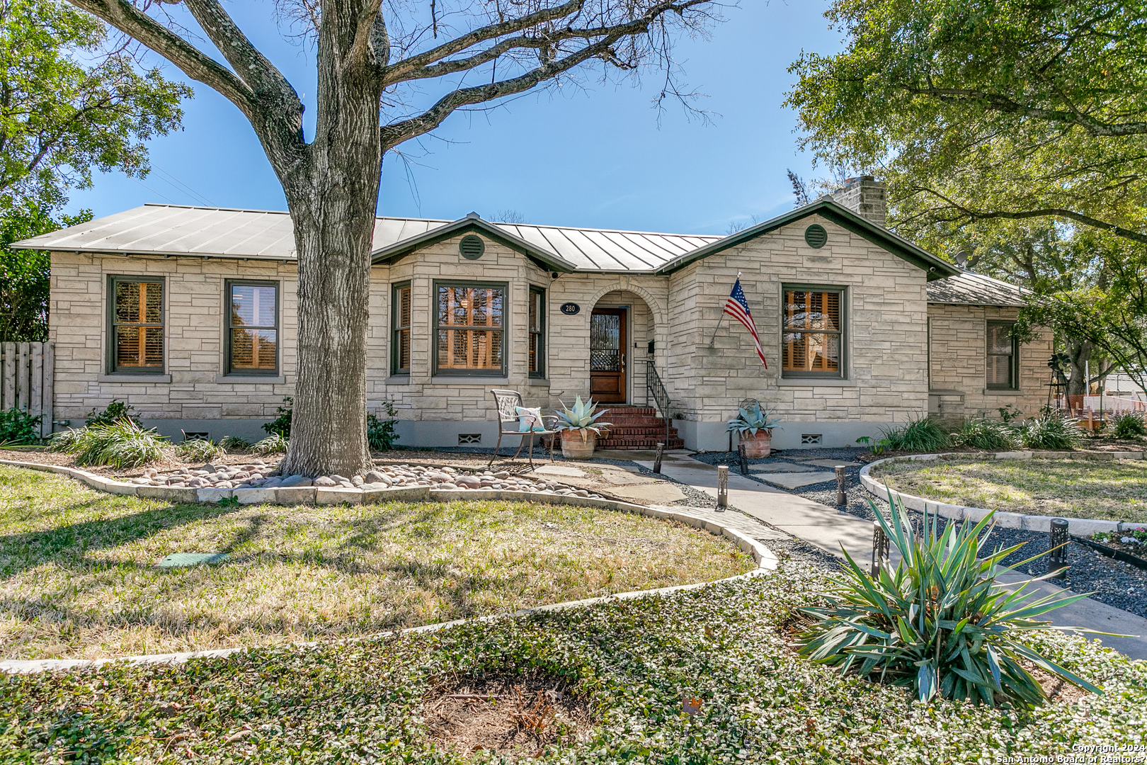 Photo of 280 Oakview Pl in Alamo Heights, TX
