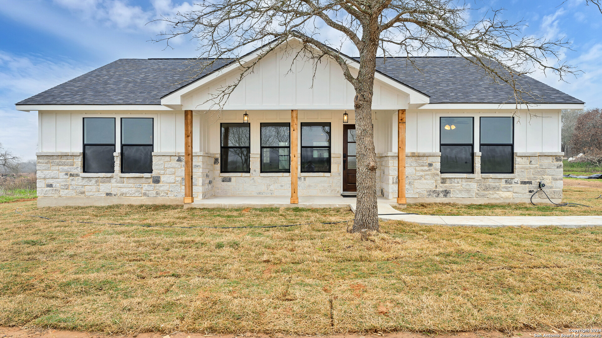 Photo of 1060 County Rd 429 in Stockdale, TX
