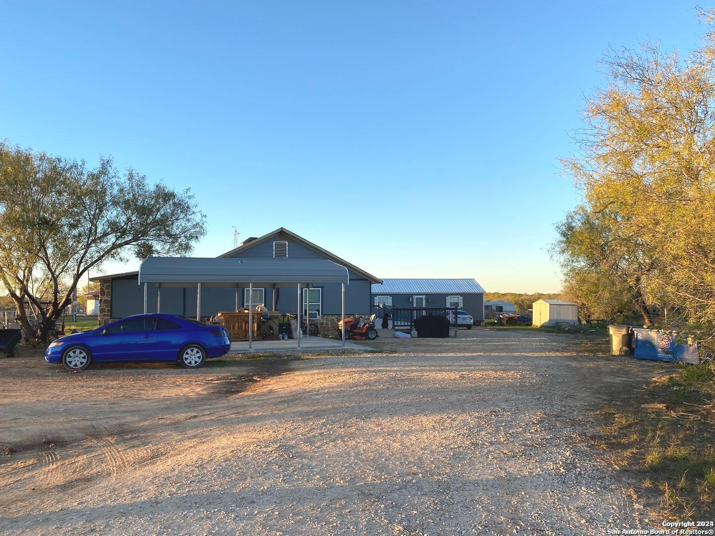 Photo of 105 County Rd 775 in Devine, TX