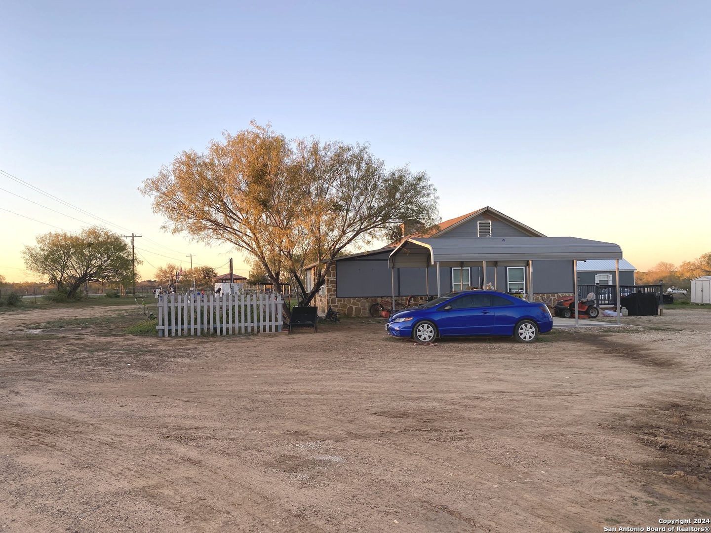 Photo of 105 County Rd 775 in Devine, TX