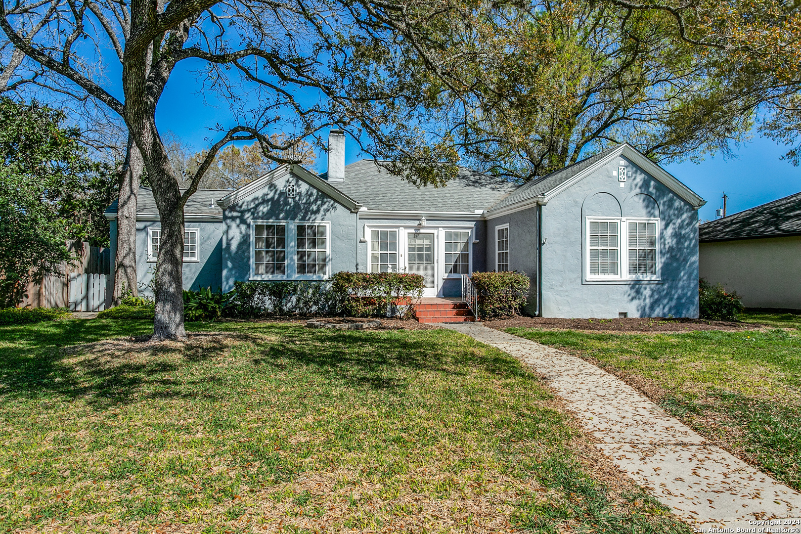 Photo of 143 Cloverleaf Ave in Alamo Heights, TX