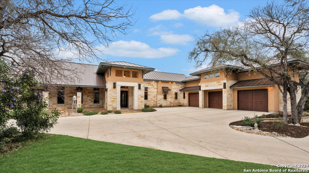 Photo of 955 Riverforest Dr in New Braunfels, TX