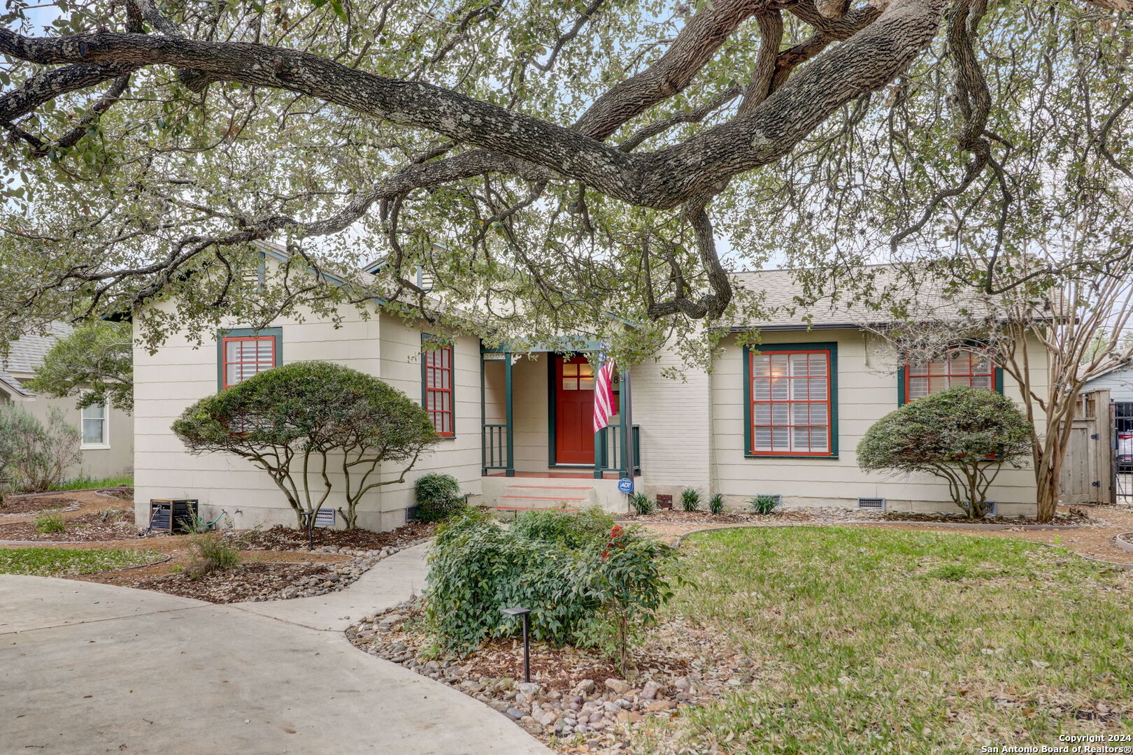 180 Claywell Dr, Alamo Heights, TX 