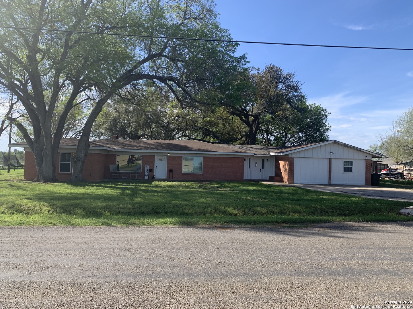 Photo of 1099 County Rd 664 in Devine, TX