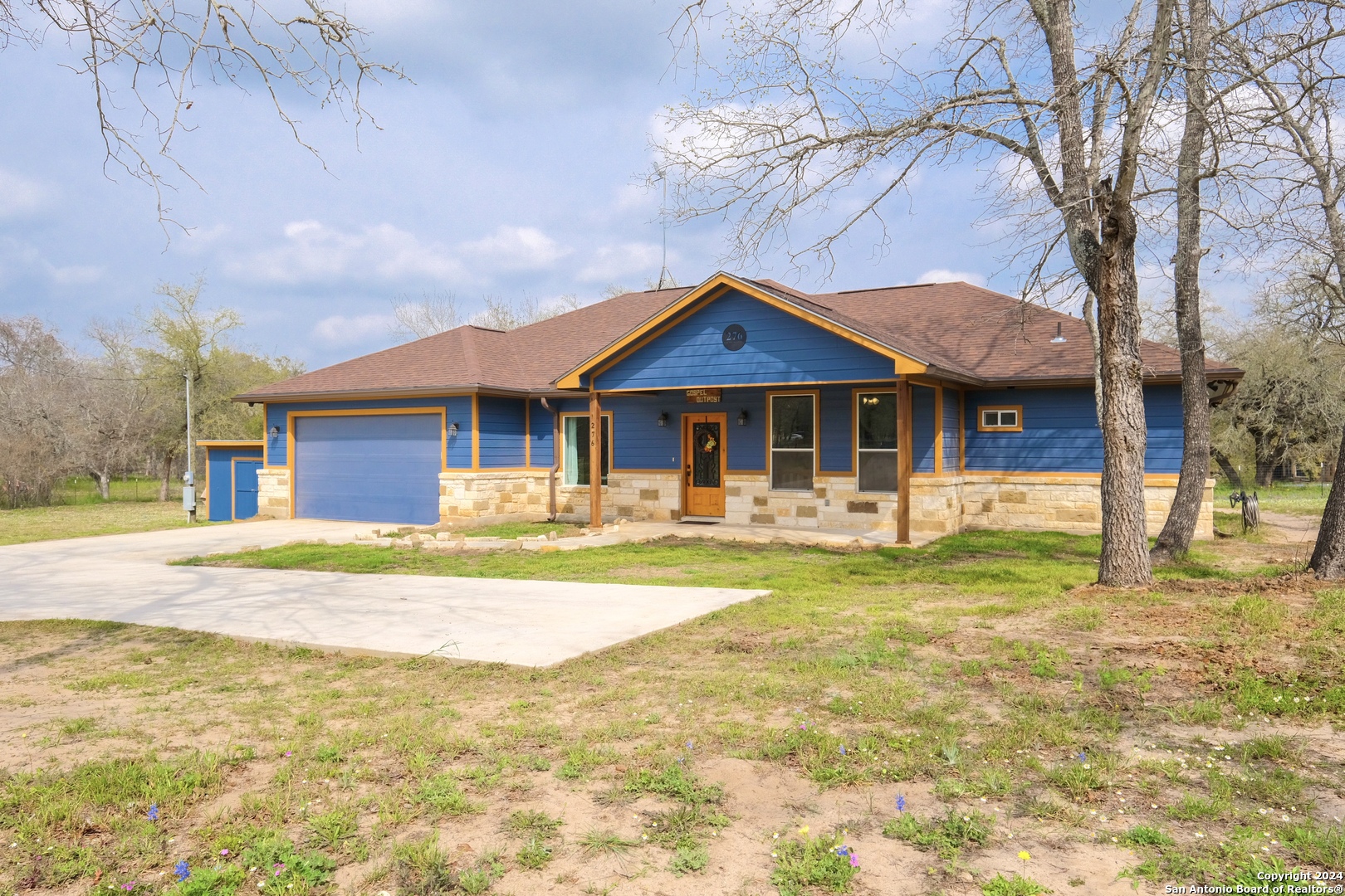 Photo of 276 County Rd 6864 in Natalia, TX