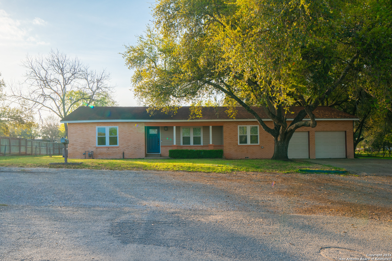 Photo of 1502 H St in Floresville, TX