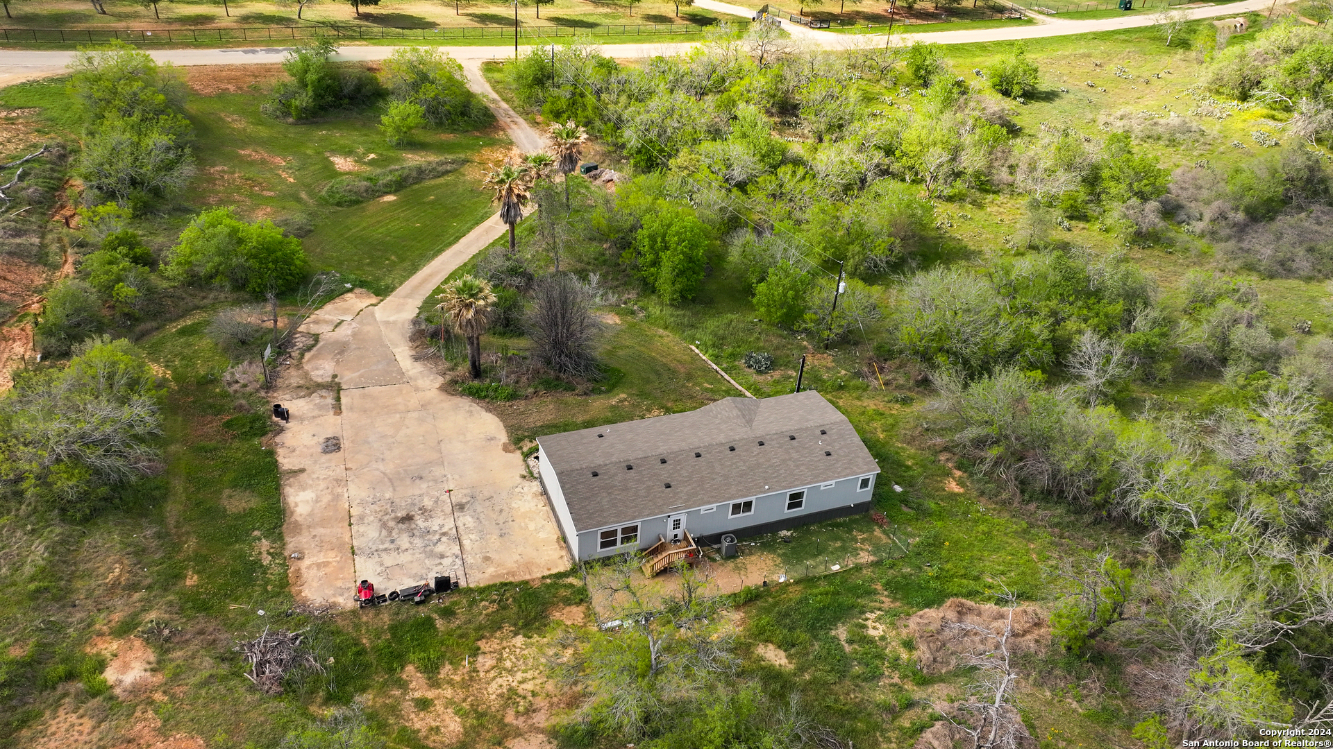 171 Country View Ln   Floresville TX 78114