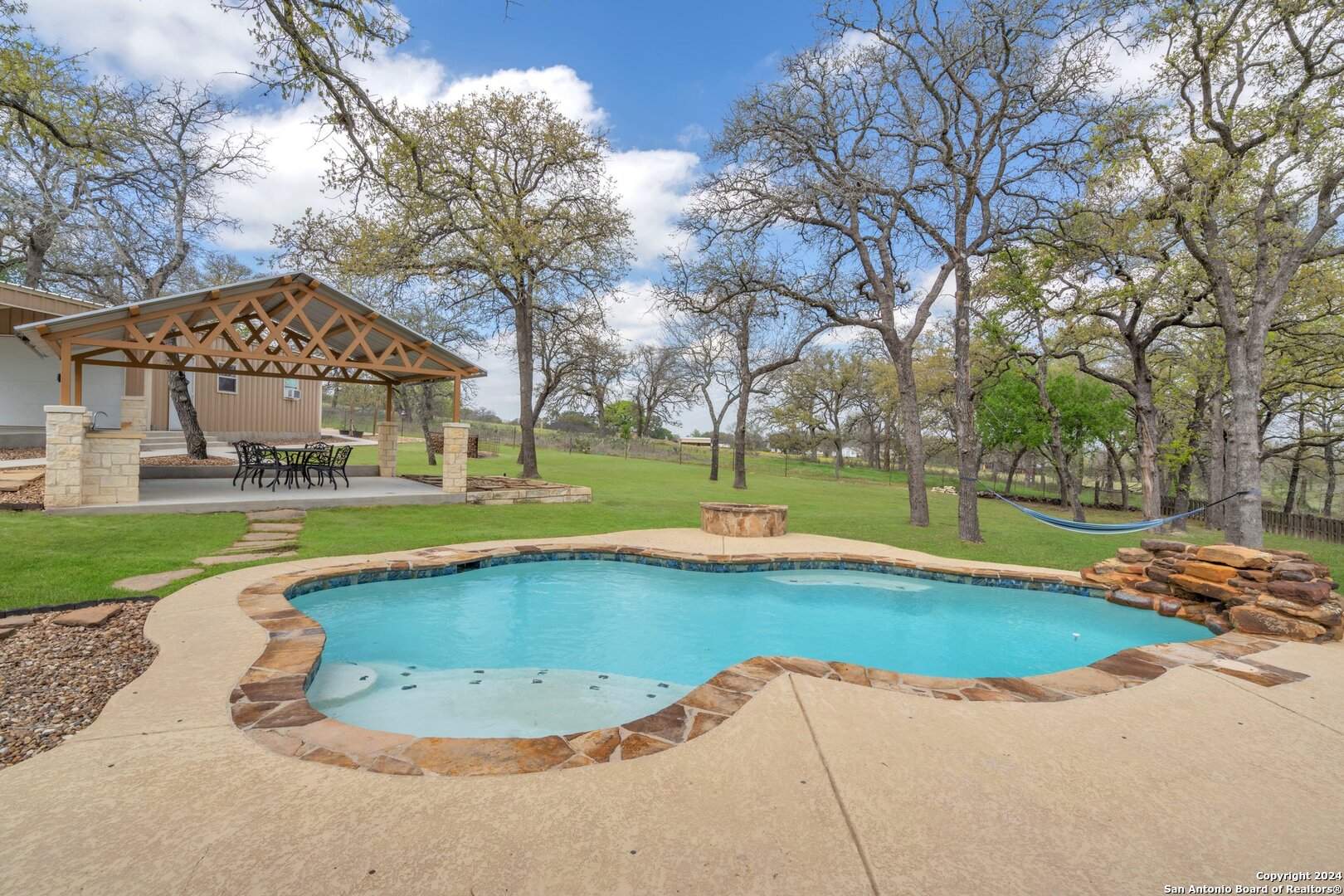 Photo of 105 Hidden Forest Dr in La Vernia, TX
