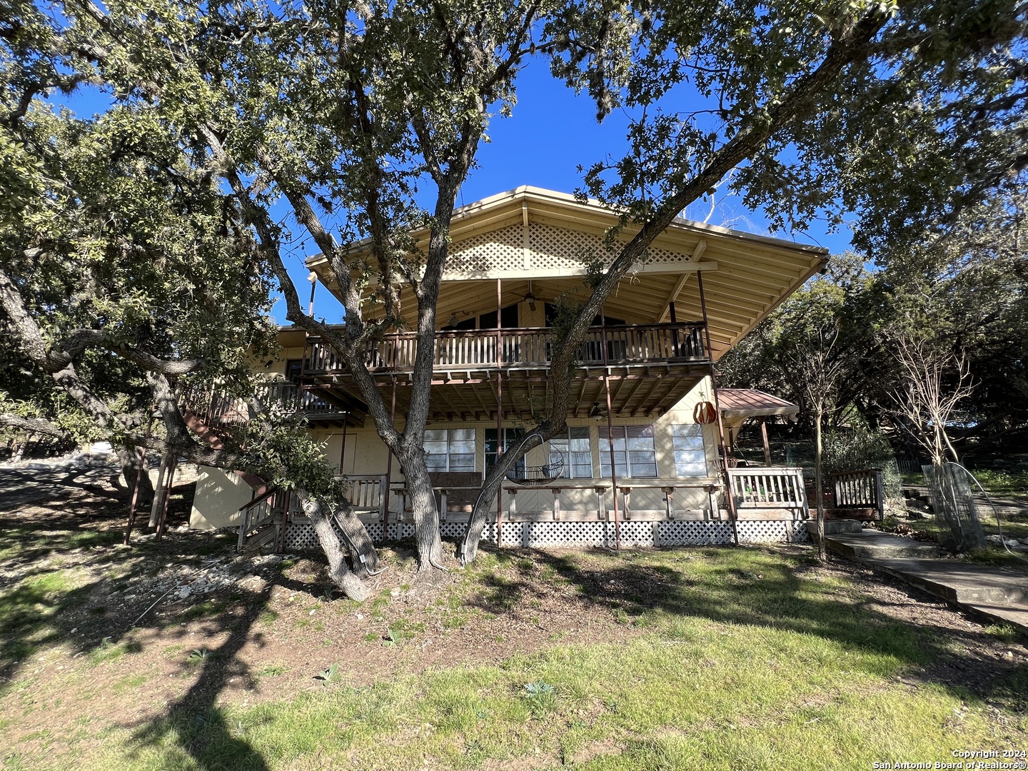 Photo of 559 Lookout Dr in Lakehills, TX