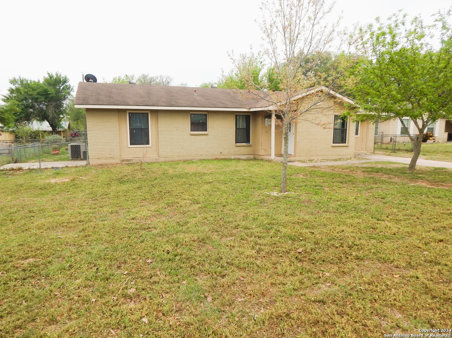 Photo of 309 Dubose Dr in Devine, TX
