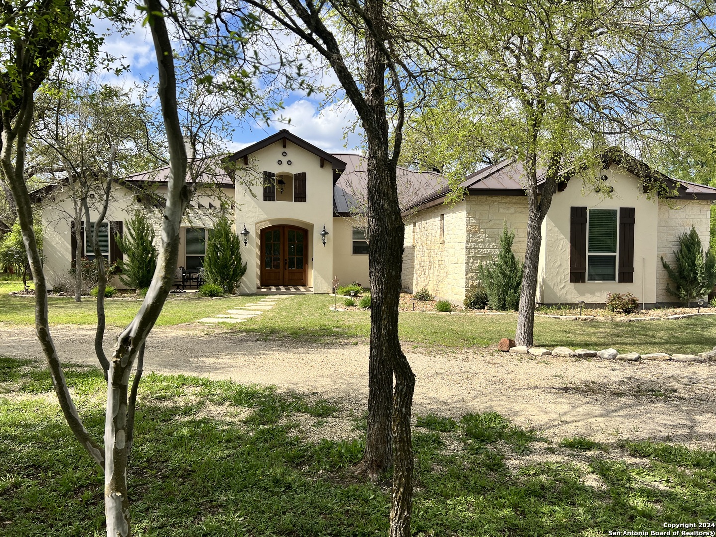 Photo of 445 County Rd 4614 in Castroville, TX