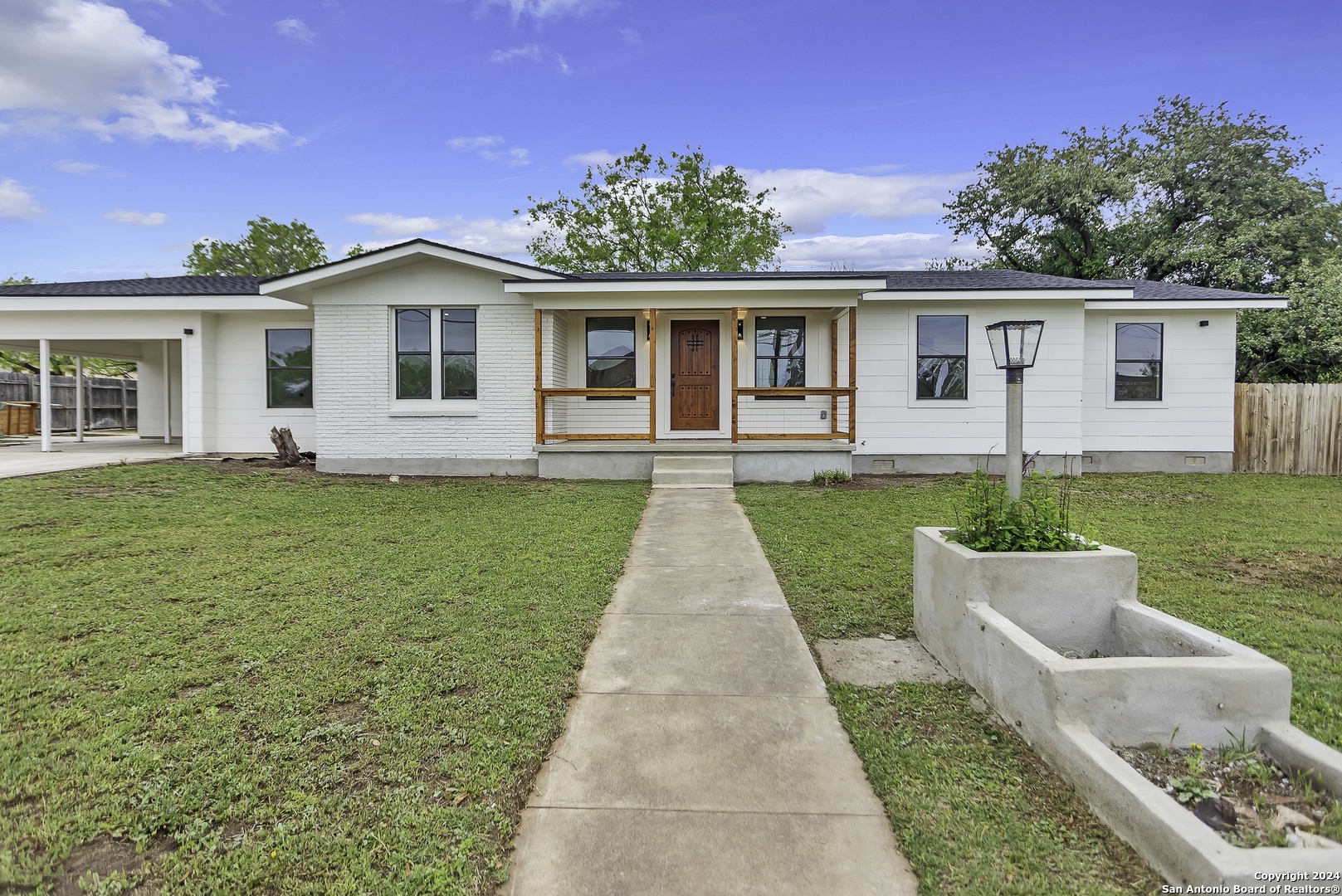 Photo of 610 Brown Ave in Devine, TX