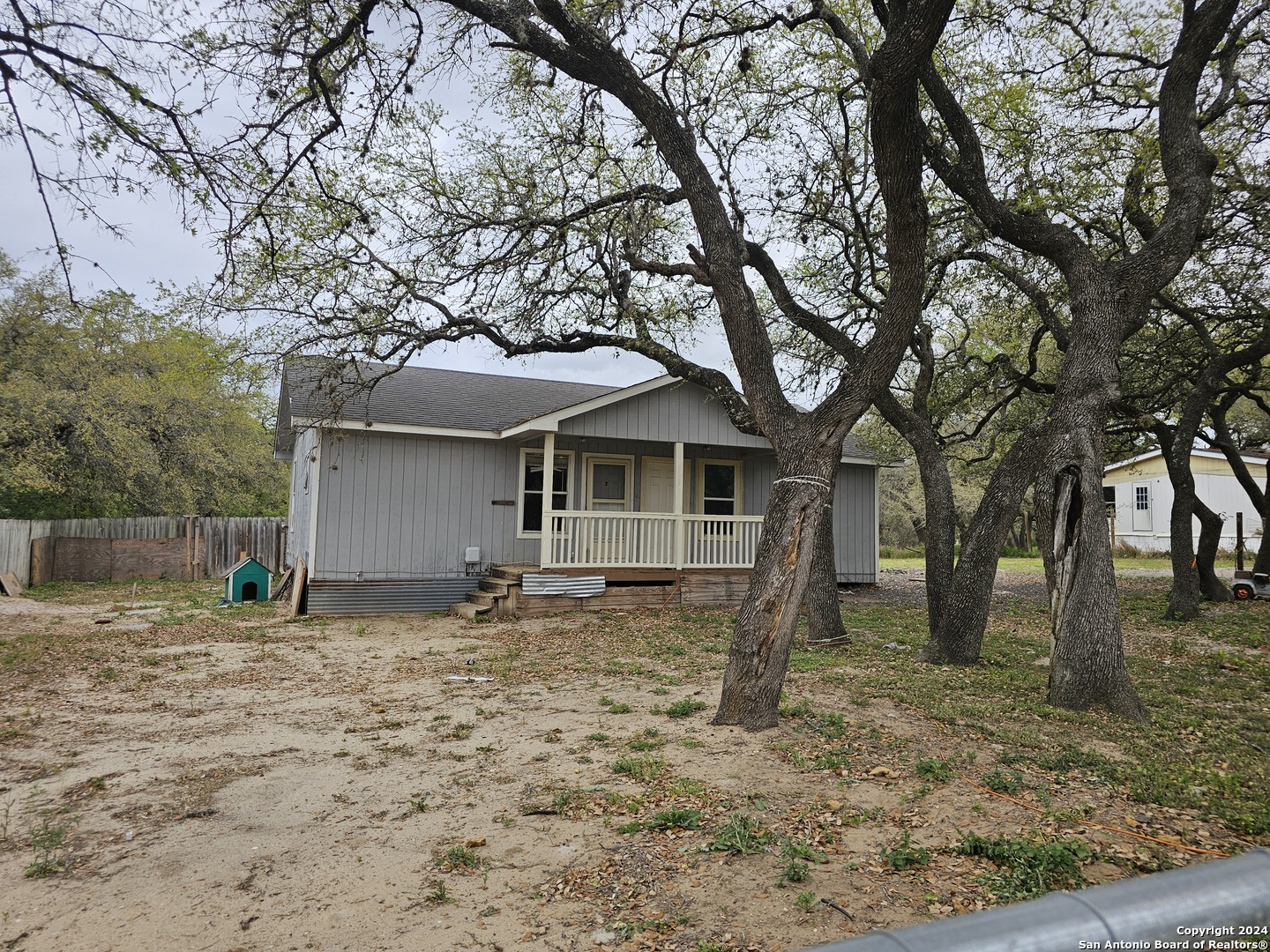 Photo of 490 Timbercreek Dr in Poteet, TX