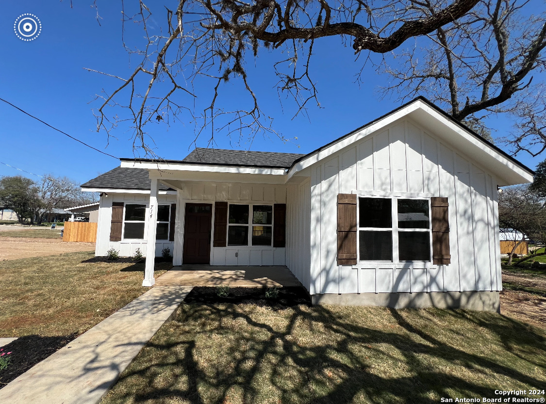 Photo of 714 14th St in Bandera, TX
