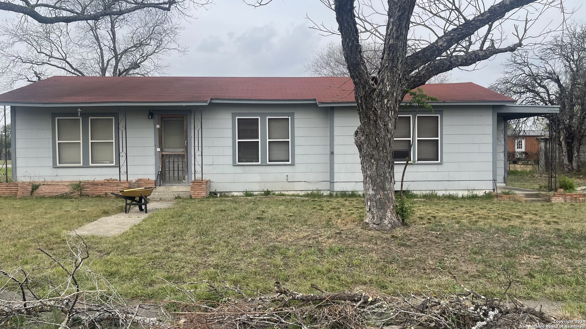 Photo of 419 Culberson St in Sabinal, TX