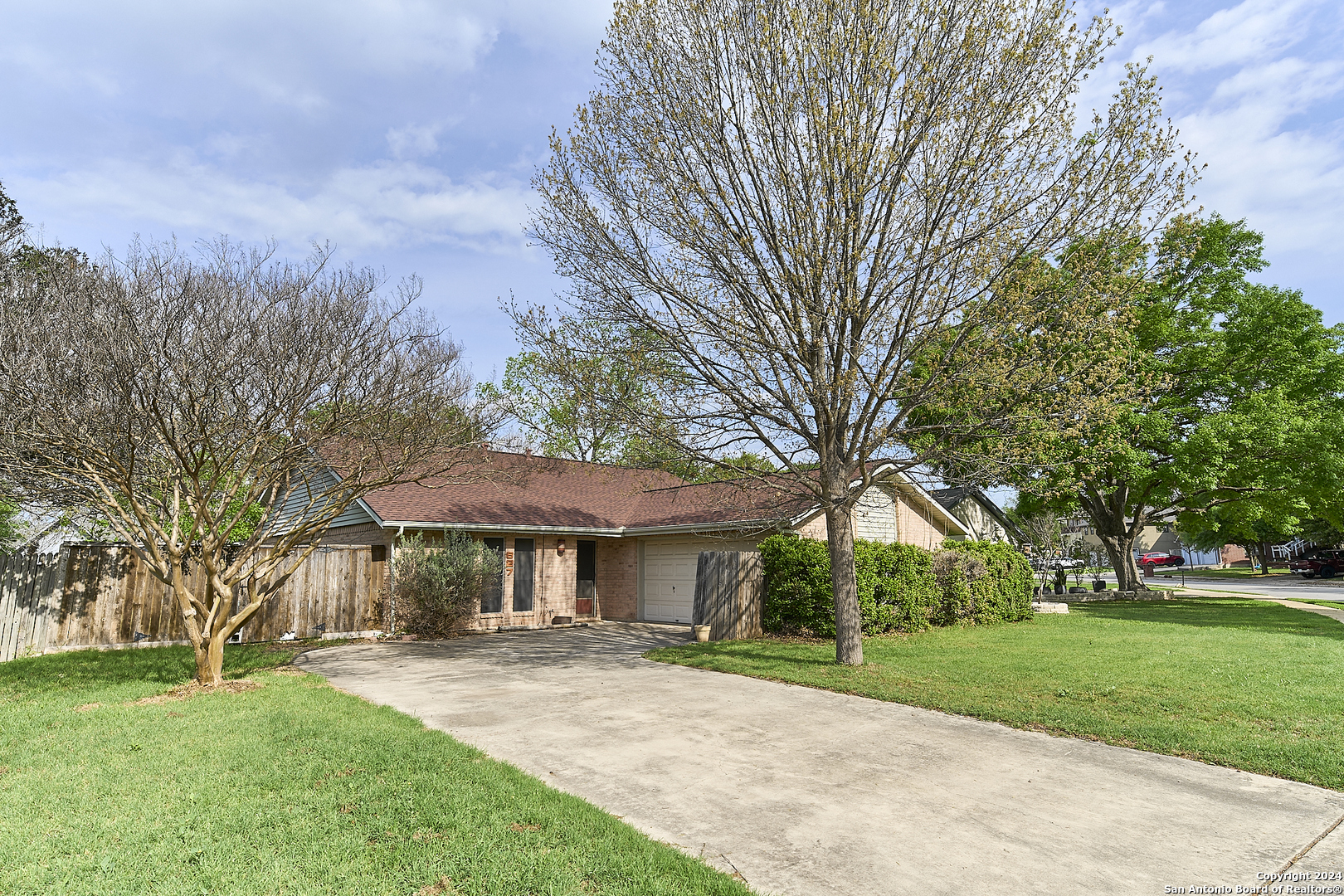 Photo of 627 Summerwood Dr in New Braunfels, TX
