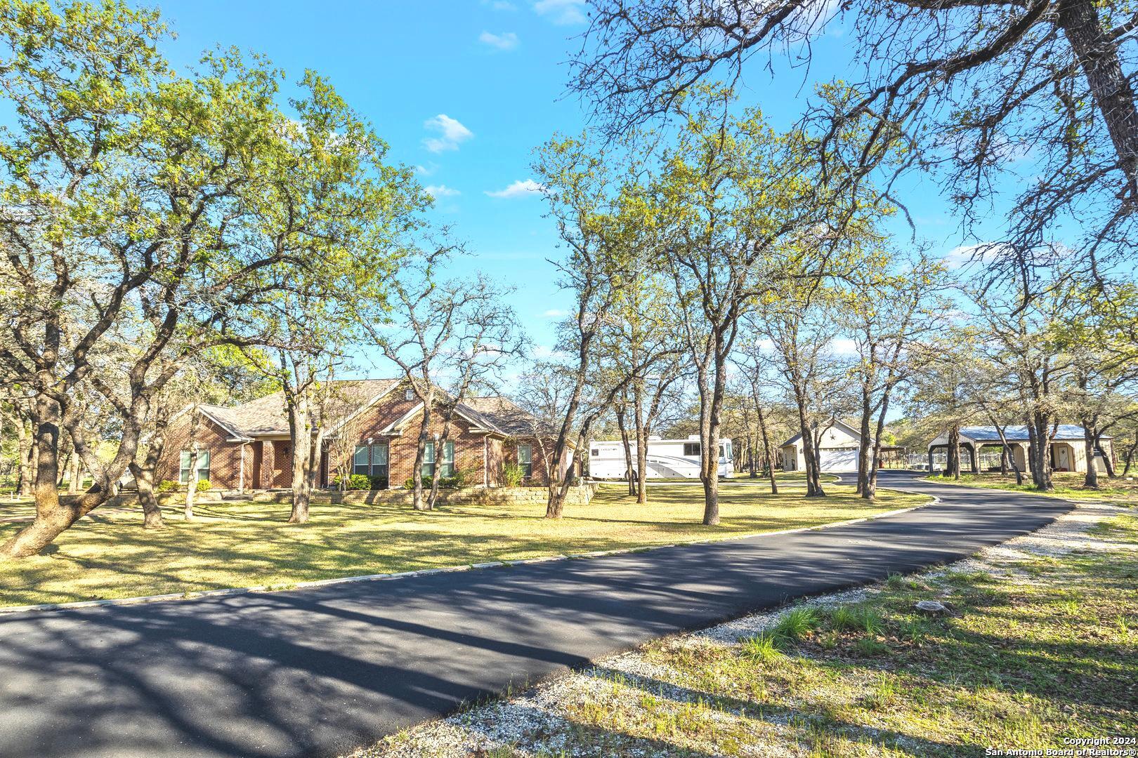 Photo of 1993 Bentwood Dr in Floresville, TX