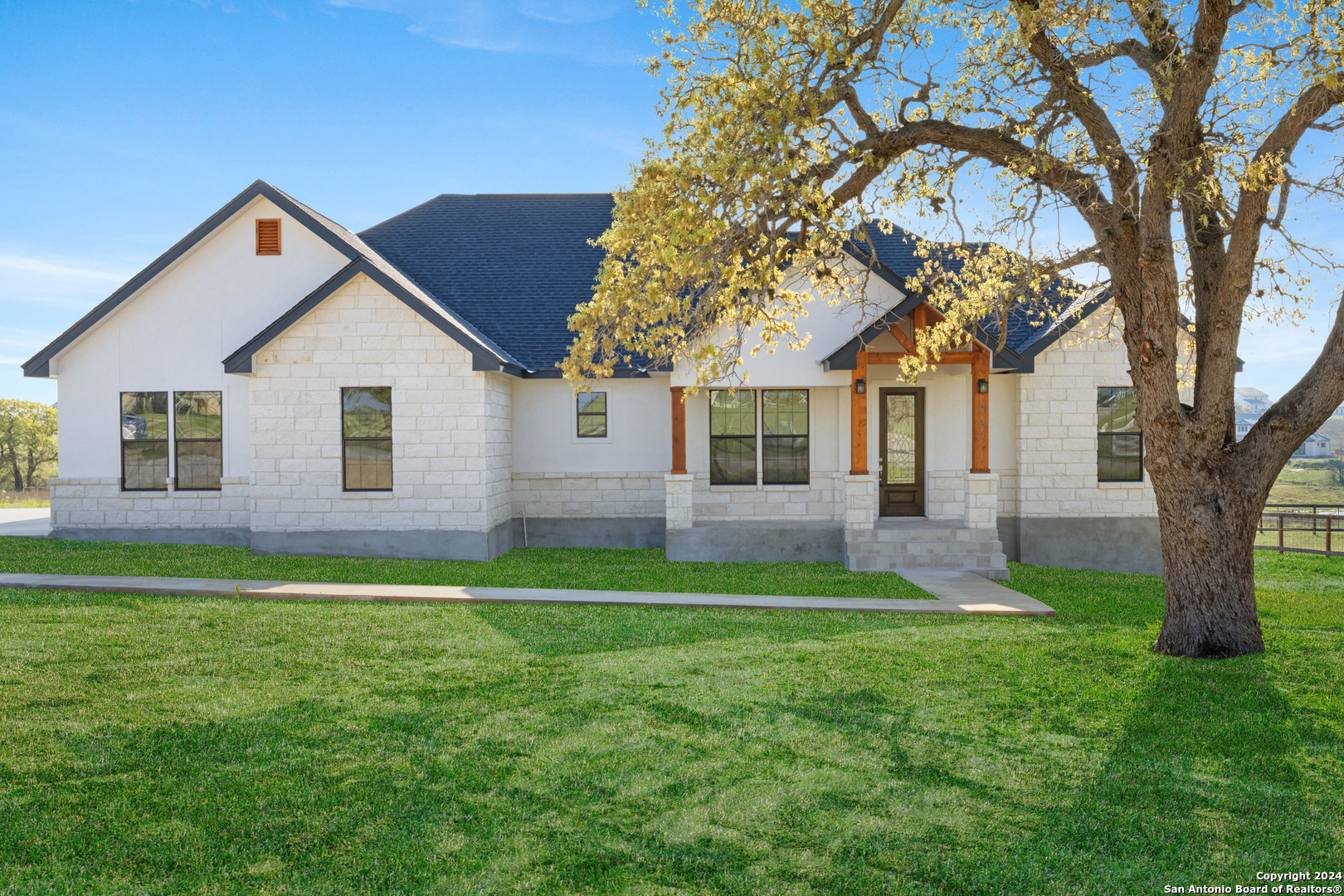 Photo of 237 Lakeview Cir in La Vernia, TX