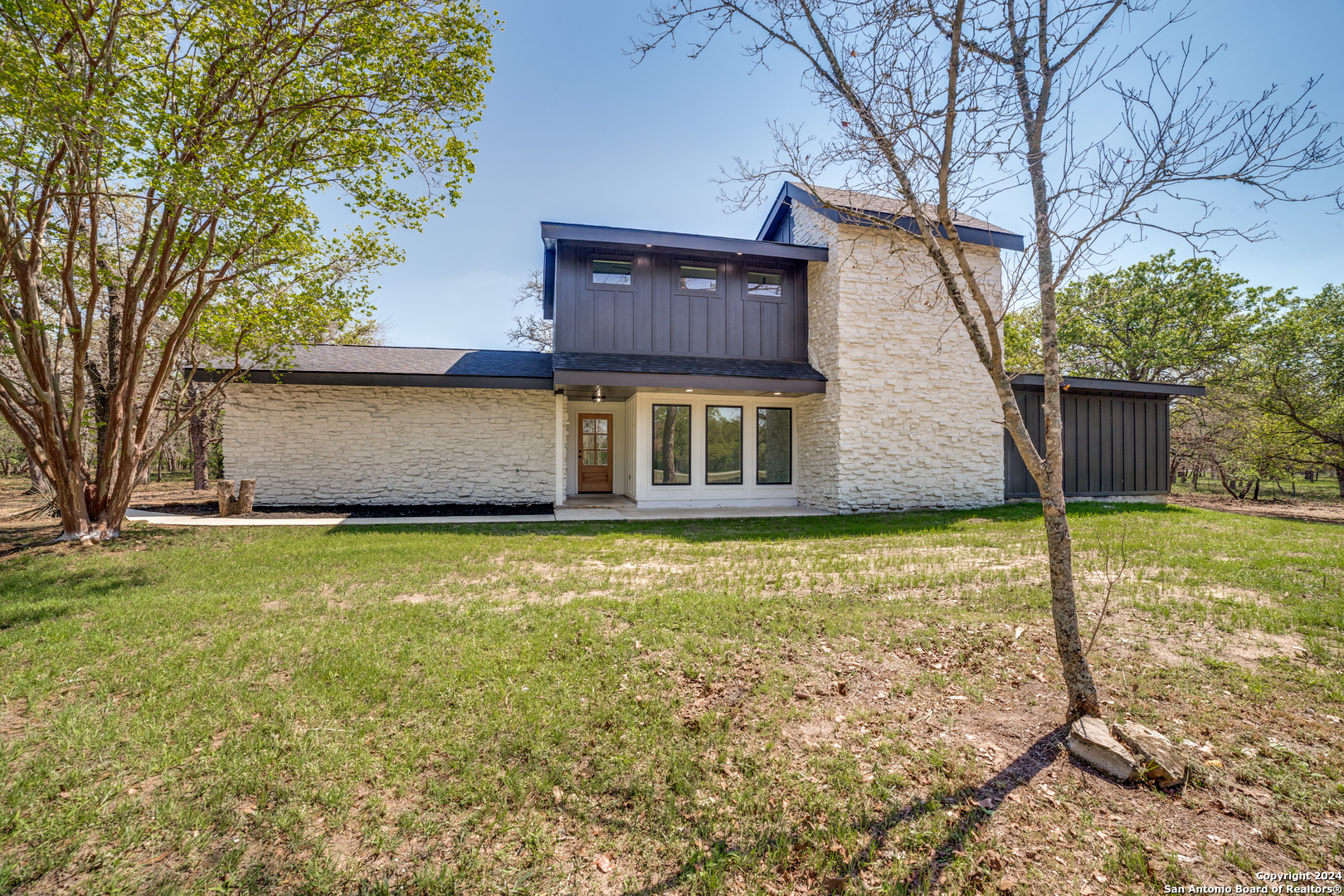Photo of 1953 Bentwood Dr in Floresville, TX