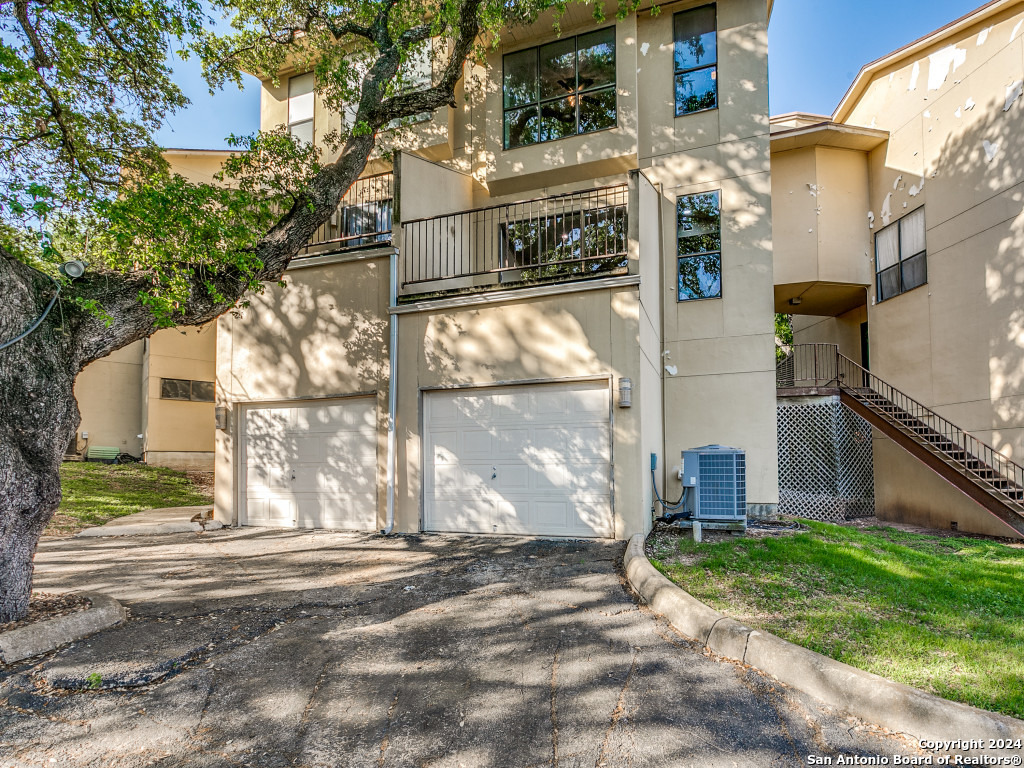 Beautiful updated condo ideally located in the heart of Medical Center. Come view this sleek and spacious 2 bedroom and 2.5 bathroom condo for modern living with controlled access. Wonderful to reside or rent, this is one of the larger units that has an additional half bathroom.