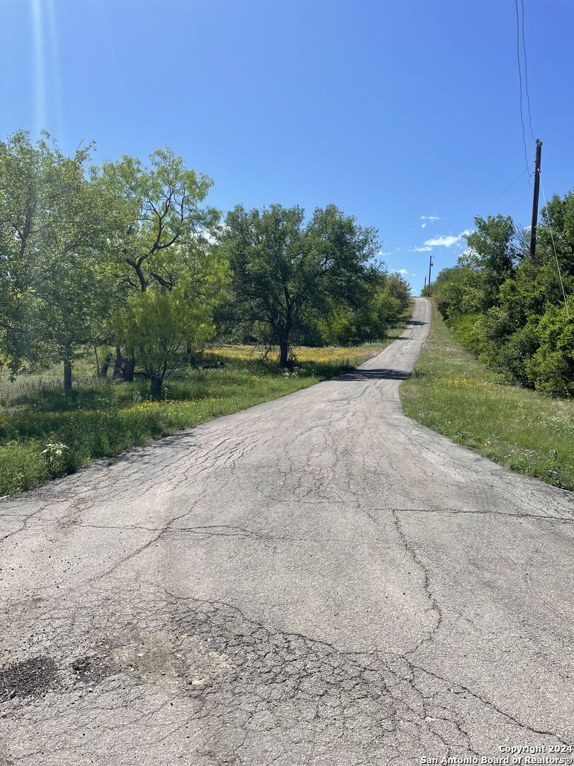 Photo of 639 County Rd 4614 in Castroville, TX