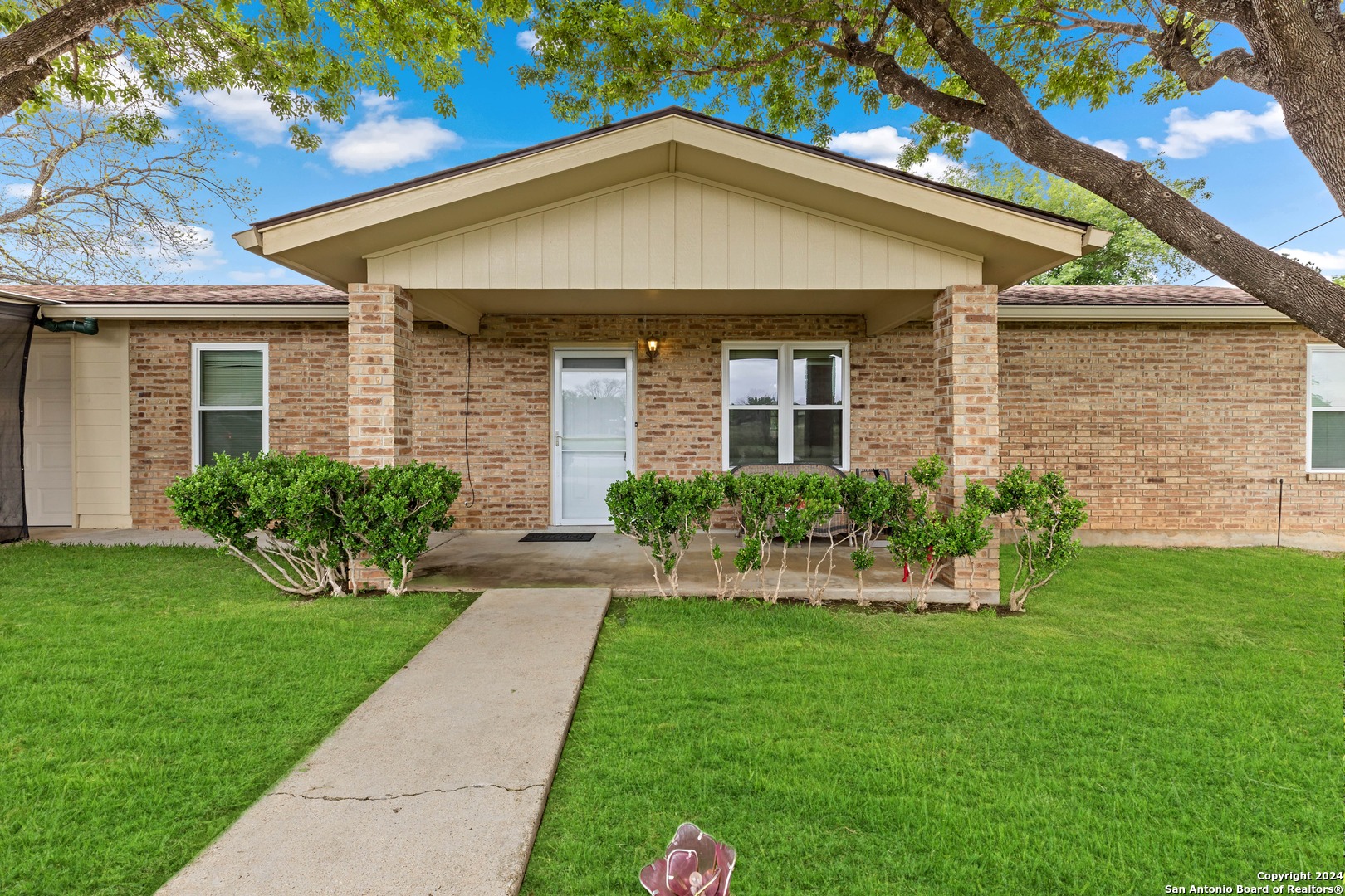 Photo of 1802 3rd St in Floresville, TX