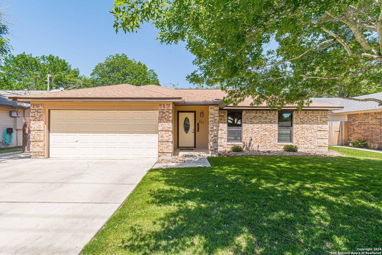 Photo of 921 Seminole Dr in New Braunfels, TX