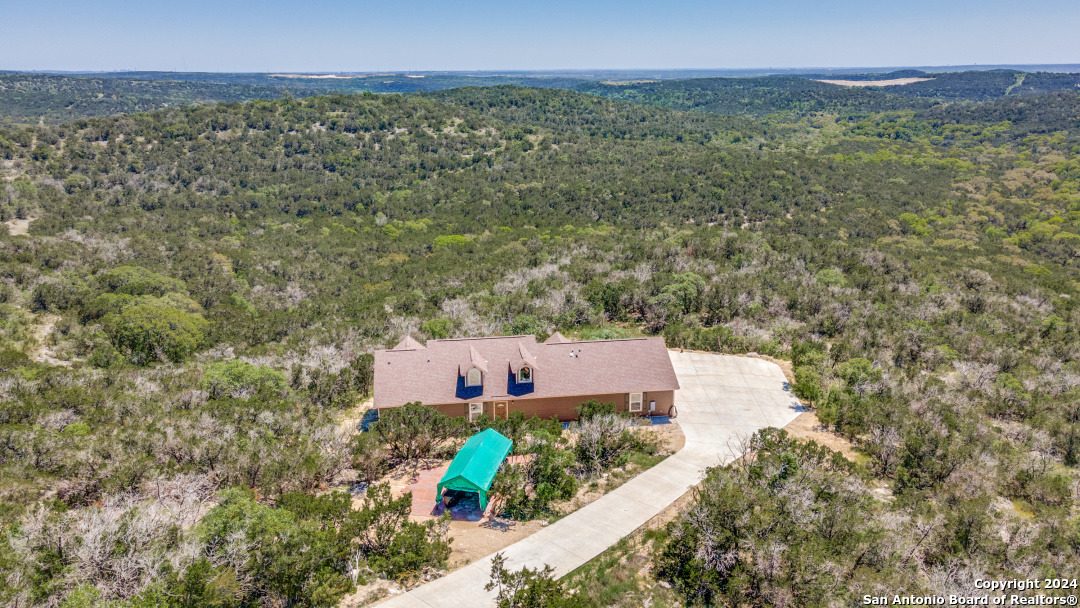 Photo of 1435 County Rd 2744 in Mico, TX