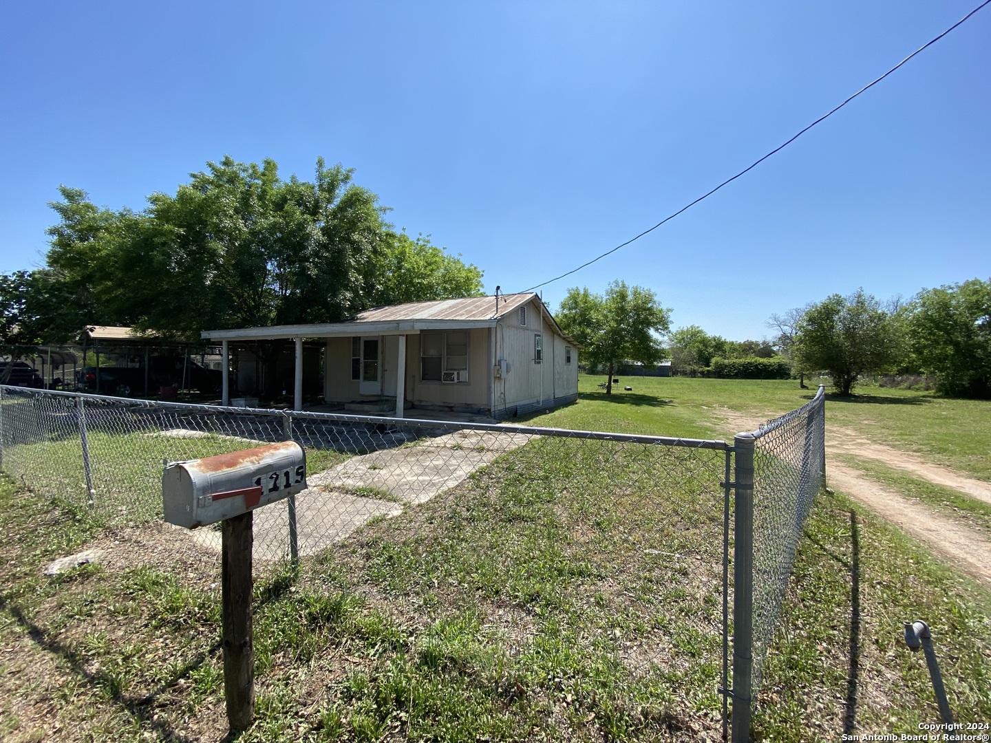 Photo of 1215 Plum St in Floresville, TX