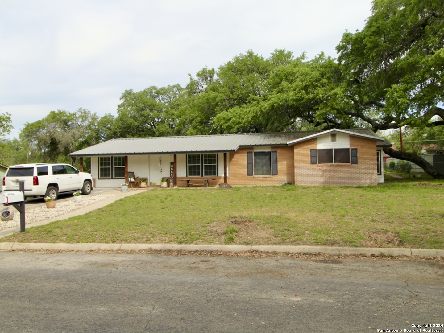 Photo of 510 Hickory Hwy in Devine, TX