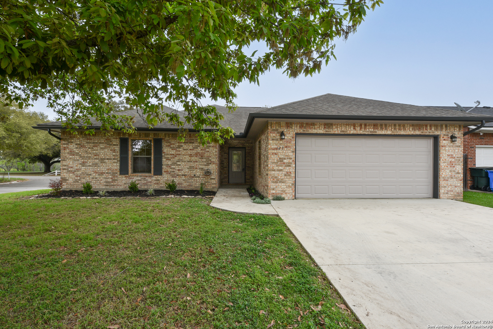 Photo of 123 Greenway Dr in Seguin, TX