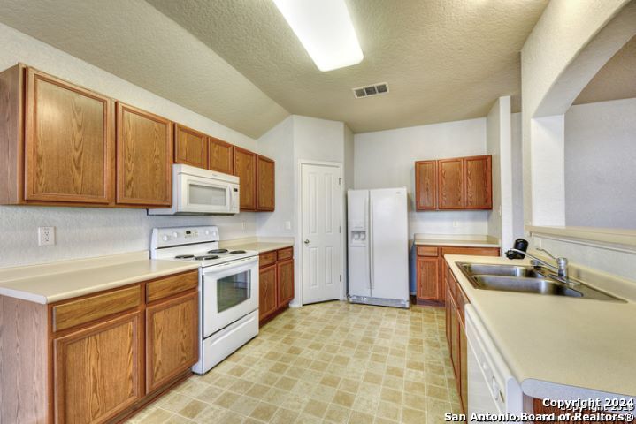 3510 ALONZO FLDS   Converse TX 78109-3538