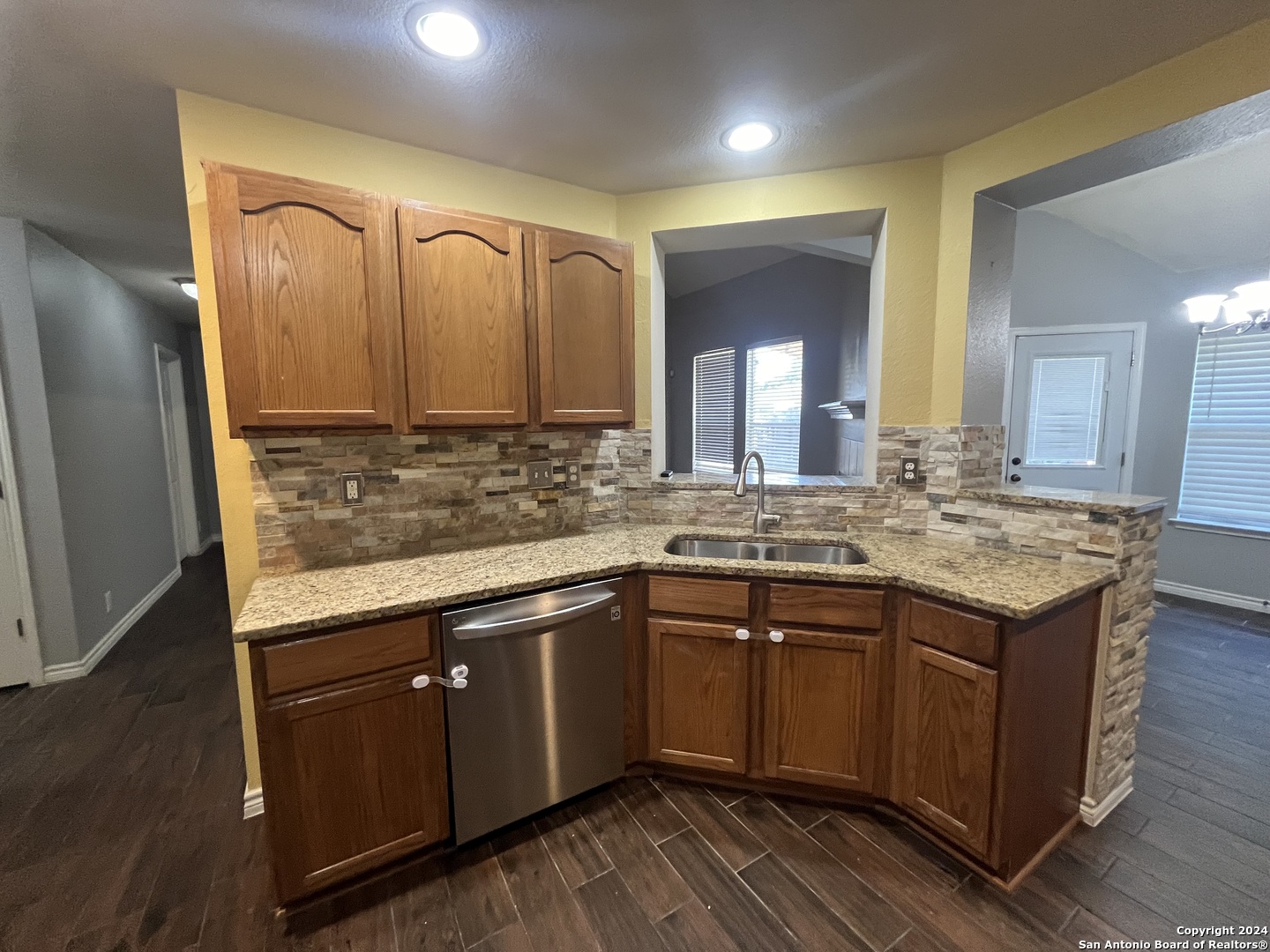 8515 RITA BLANCA ST   Converse TX 78109-3581