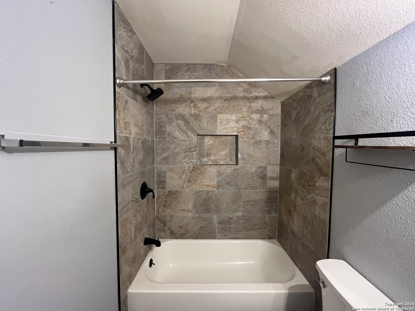 8515 RITA BLANCA ST   Converse TX 78109-3581