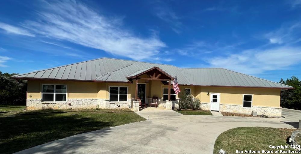Photo of 1627 Lake Forest Rd in Pipe Creek, TX