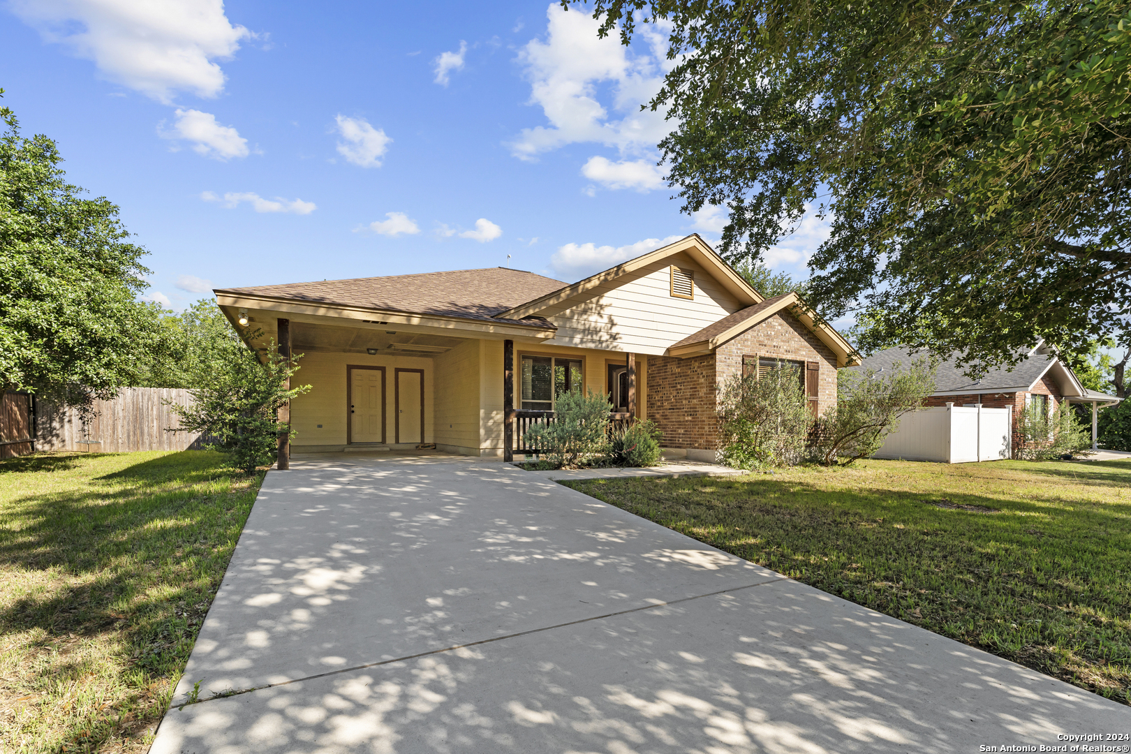 Photo of 1277 A St in Floresville, TX