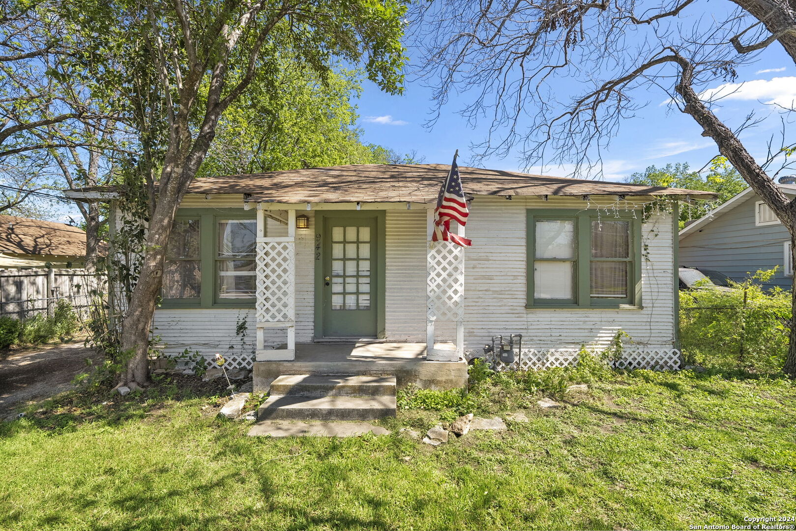 Photo of 942 Oasis St in New Braunfels, TX