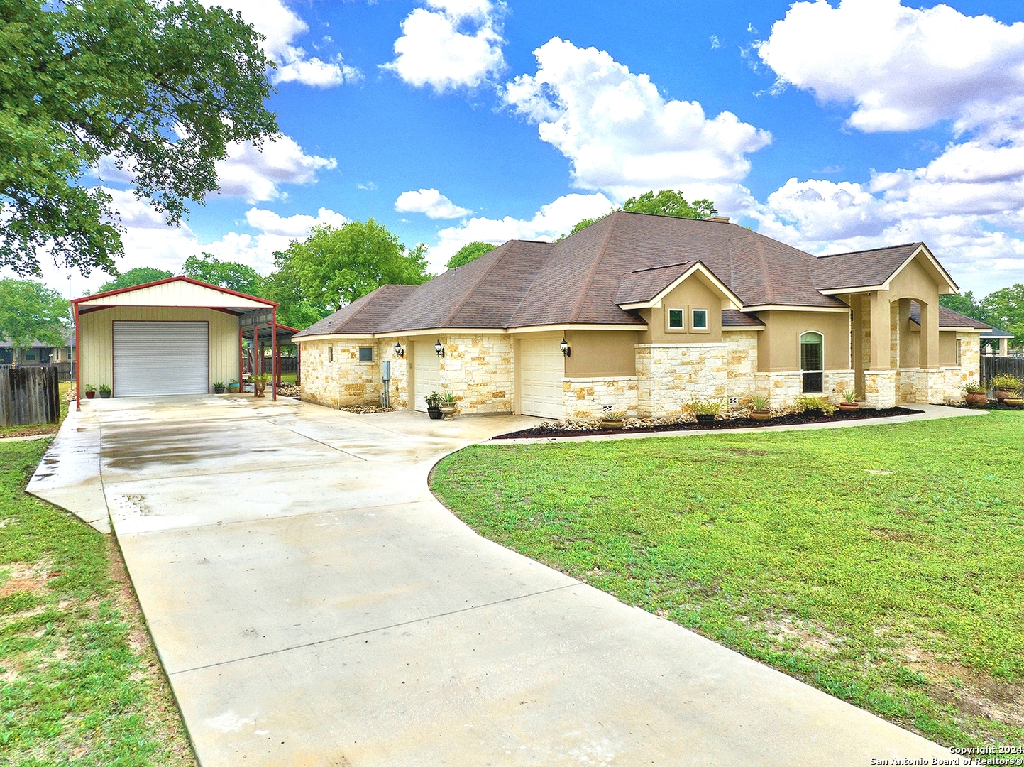 Photo of 251 Abrego Lake Dr in Floresville, TX
