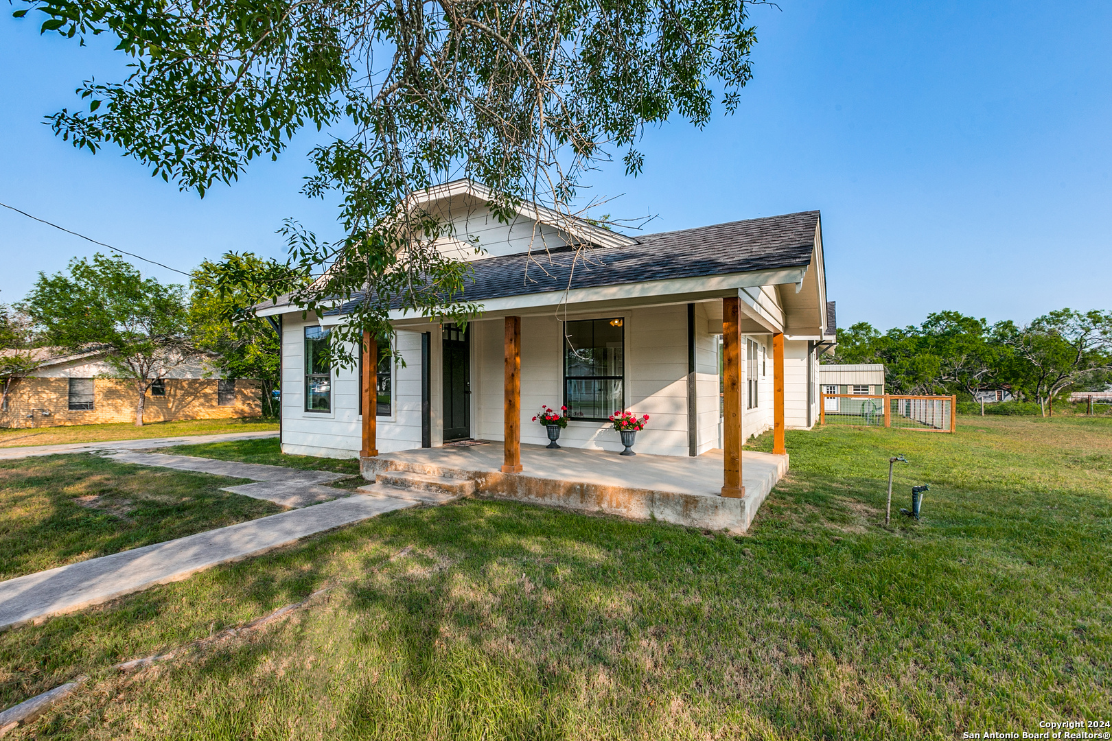Photo of 208 E Westmeyer St in Poth, TX