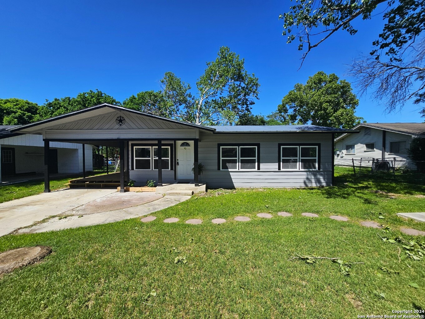 Photo of 2210 Louise St in Seguin, TX