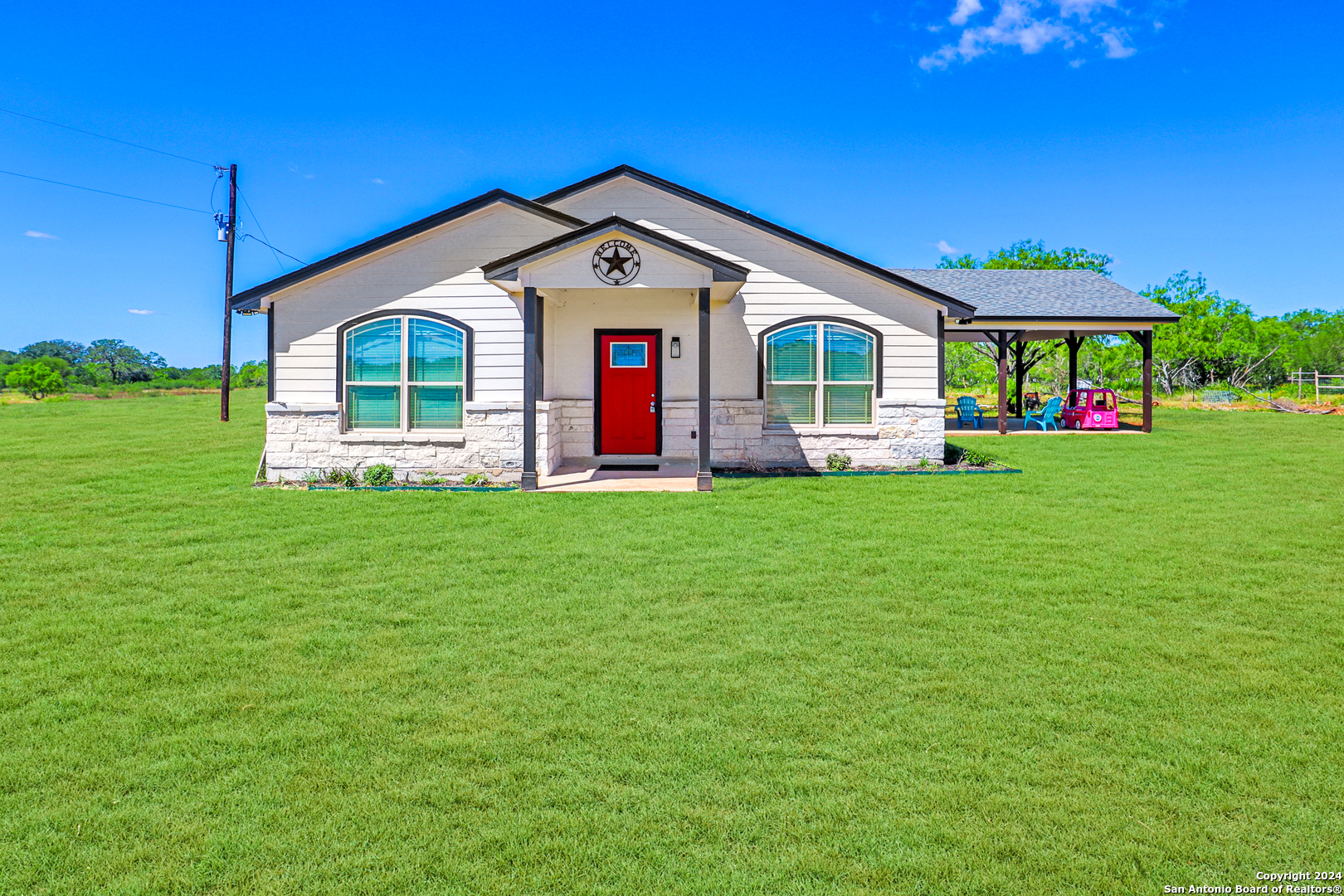 Photo of 705 County Rd 2645 in Moore, TX